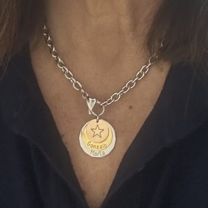 Collar con tres medallas de acero