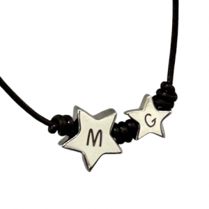 Collar de cuero con dos estrellas